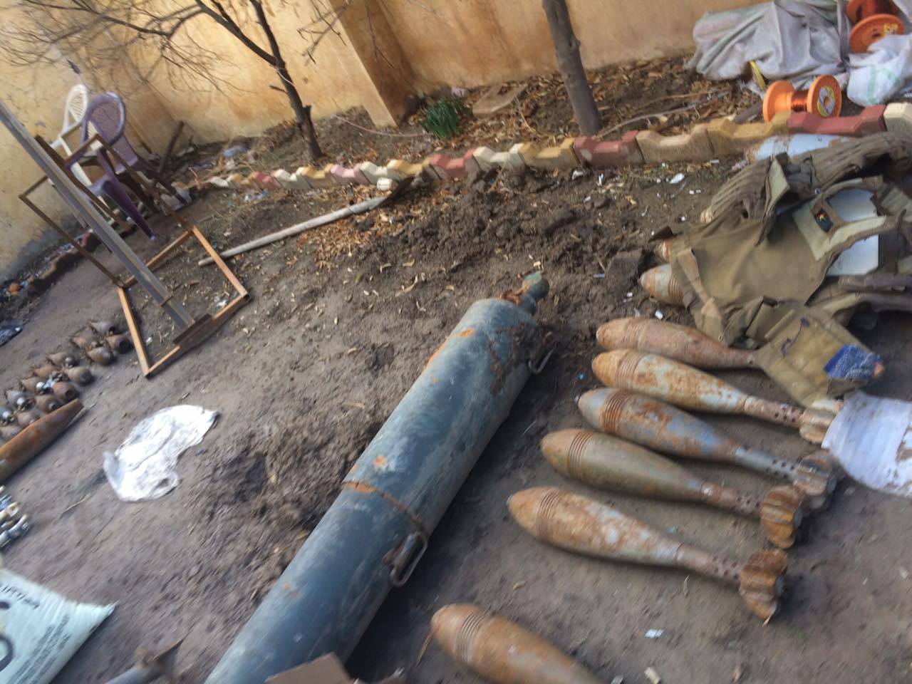 به‌ وێنه‌.. له‌ كارگه‌يه‌كى درووستكردنى چه‌كى داعشدا قوتوى بيره‌ و وێسكى دۆزرايه‌وه‌